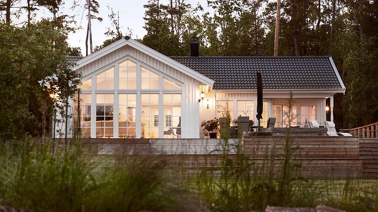 Blidö 27-115 är ett vackert fritidshus med känsla från Hudikhus, som med glädje kan nyttjas året om.