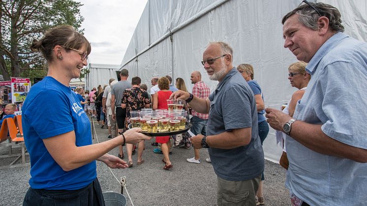 Forfriskninger i køen på Urbane Totningers FORUT-forestilling 2018