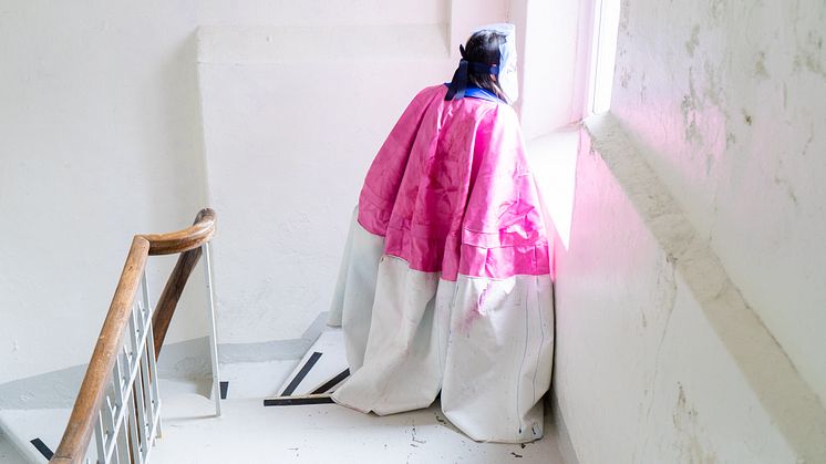 Kiyoshi Yamamoto i en av dräkterna som han skapat under residenset. Foto: Ella Aandal