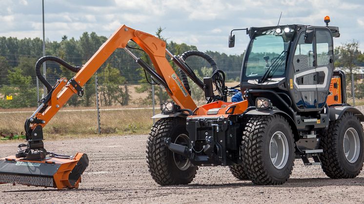 Merlo lanserar ny modell av redskapsbäraren Treemme 135MC. Maskinen väger drygt 8 ton, har fyra redskapsfästen och är byggd för till exempel vägkantsslåtter och snöröjning.