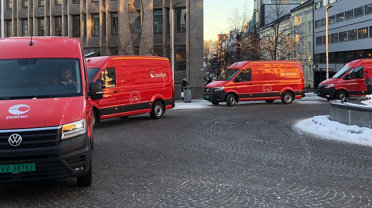 Disse elektriske varebilene fra Posten blir å se i juletrafikken i Oslo. Foto: Aleksander Alnes / Posten
