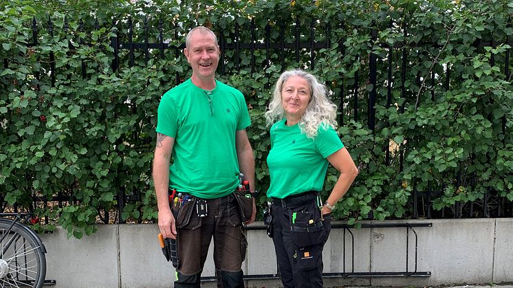 Fastighetsvärdarna Niclas Palm och Maria Arvidsson visar Botkyrkabyggens nya profilkläder. Foto: Botkyrkabyggen