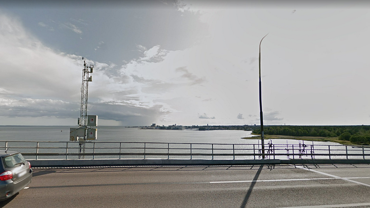 En av väderstationerna på Ölandsbron med Kalmar i bakgrunden.
