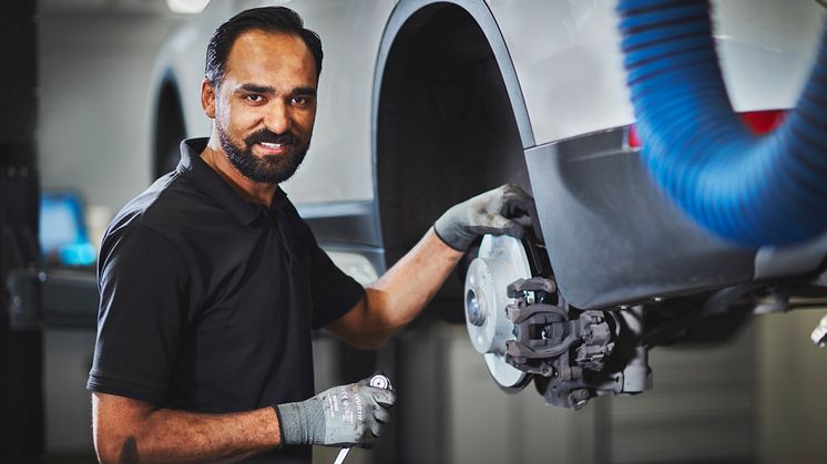 Sikandar “Sickan” Riaz jobbade tidigare bland annat som städare. Nu är han mekaniker på Förenade bil. Bild: Studio e, Rickard Johnsson