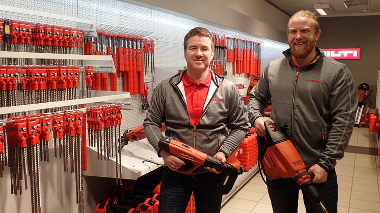 Salgsrepresentant Tore Nytrøen (t.v.) og senterleder Chris Föllmer (t.h.) viser stolt frem noe av Hilti verktøyet i den nye butikken i Alta. 