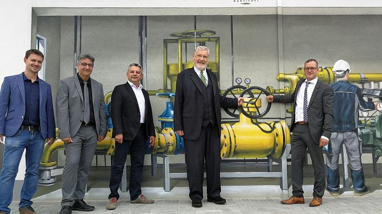 Die Wandgestaltung ist täuschend echt. v.l.: Markus Seidel (Leiter Netzbau Naila), Markus Hausmann (Technischer Leiter), Reinhold Kellner (GF Gasversorgung Wunsiedel), Karl-Willi Beck (BM Wunsiedel) und Marco Krasser (GF Gasversorgung Wunsiedel).