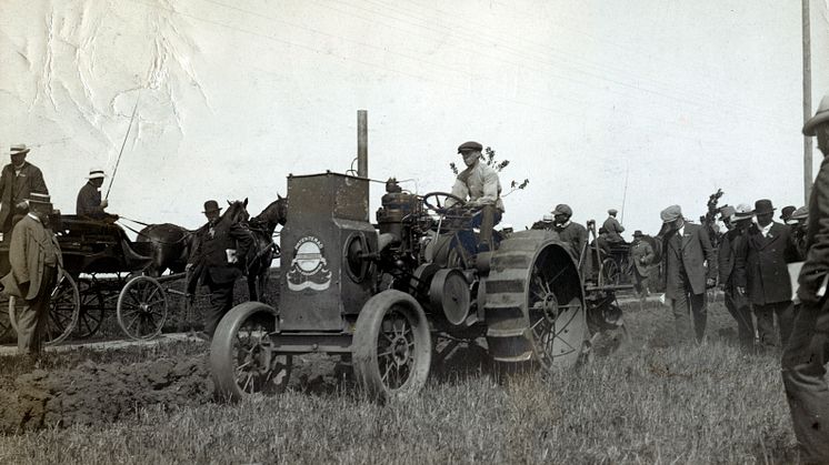 Den första serietillverkade versionen av Avance motorplog under demonstrationsplöjning på Ultuna 1913. Foto: Statens maskinprovningars arkiv, Riksarkivet