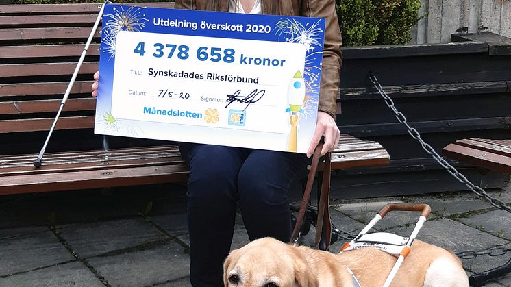 Ulrika Norelius Centervik, kanslichef Synskadades Riksförbund, samt ledarhunden Vante. Foto: SRF 