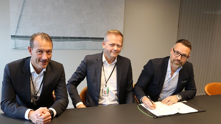 Ted Söderholm, CEO of Green Cargo AB (right) and Knut Eriksmoen, CEO of Schenker AS (middle) signing the contract. Hans-Thomas Andersen, Head of Land Transport Schenker AS (left).