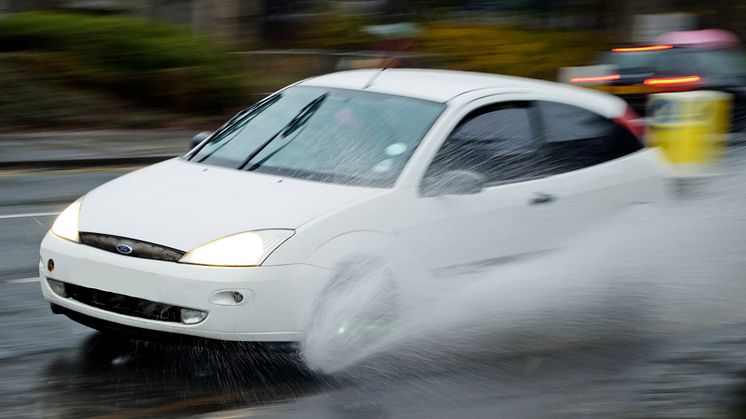 Biler «drukner» på oversvømte veier. Kjøring i dypt vann kan gå hardt utover bilens motor og elektronikk. 