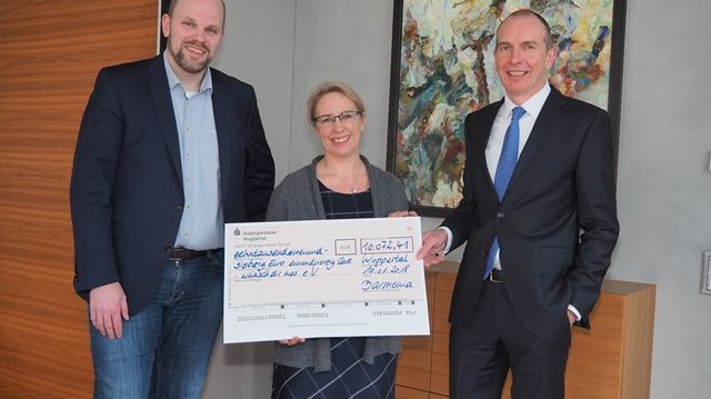 Stefan Kappel (Ideengeber für wünschdirwas), Claudia Weiler (Vorstandsvorsitzende von wünschdirwas e. V.), Dr. Andreas Eurich (Vorstandsvorsitzender der Barmenia Versicherungen)