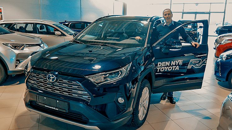 Toyotas hybridbiler er svært ettertraktede i markedet, sier Tor Skagen, salgssjef hos Nordvik Toyota Sortland. Foto: Nordvik AS.