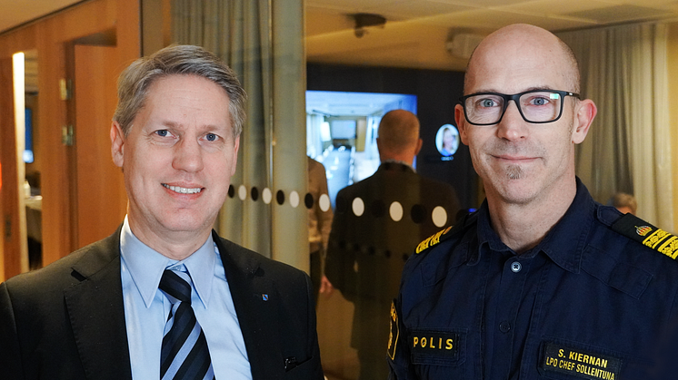 Kommunstyrelsens ordförande Henrik Thunes (M) tillsammans med Stephan Kiernan, chef för lokalpolisområde Sollentuna.