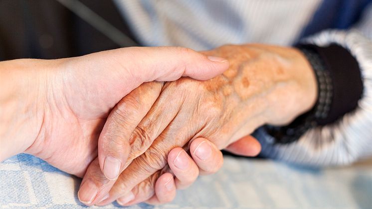 Besöksförbudet på äldreboenden upphör – från 24 februari tillåtet genomföra säkra besök
