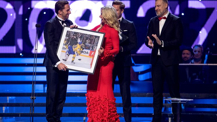 Kristin Kaspersen delar ut en tavla till Henrik Lundqvist 