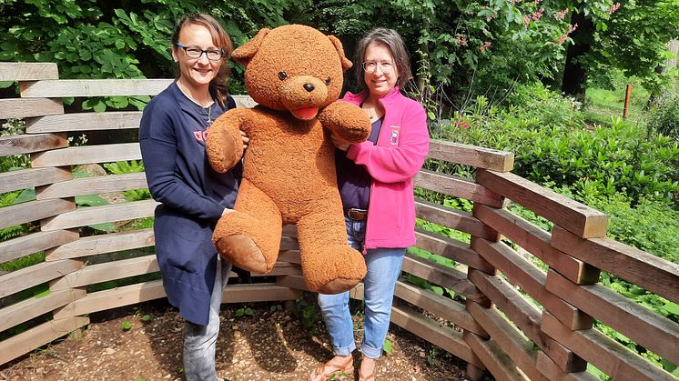 Katja Scholtz und Kerstin Stadler im Erinnerungsgarten des Kinderhospizes Bärenherz