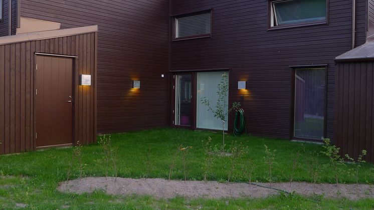 Fox Design har levererat utomhusbelysning till kedjehusen "Västra Johannelund".  Bild 4.