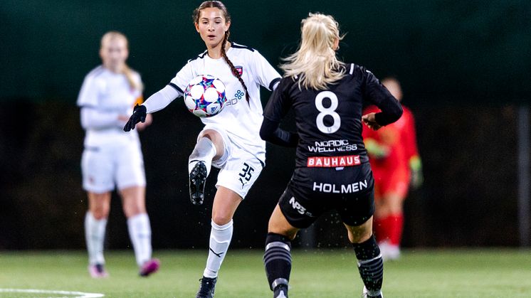 Matchbild från F19-slutspelet 2022 mellan Umeå IK och FC Rosengård 