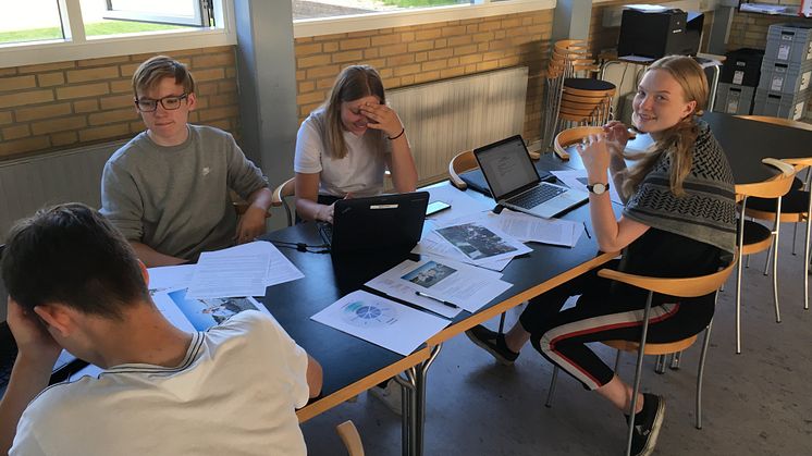 Maria L. Nielsen, Rasmus B. Poulsen, Markus G. Hagen og Laura H. Christensen. Rasmus Poulsen udtaler: Når man tager til eksamensværkstedet, tager man ned for at få lavet noget. Der er selvfølgelig også tid til sjov og spas, men kun i pauserne.