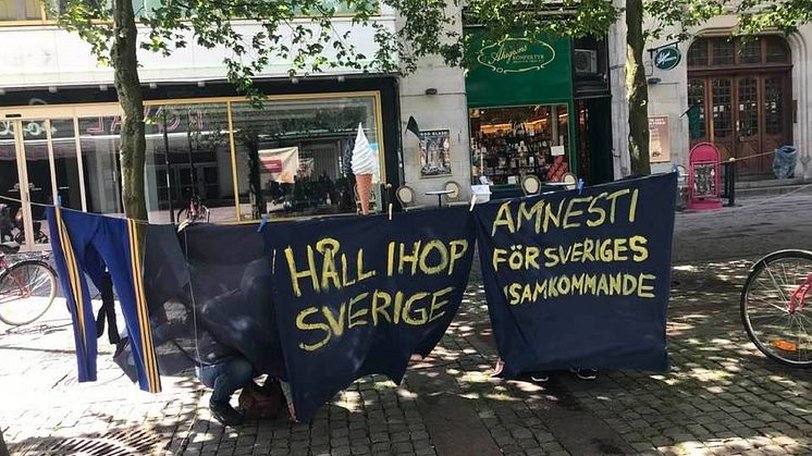 På Södra Förstadsgatan i Malmö kämpade Celia Linde i blåsten, för att sätta upp banderoller med krav på amnesti. - De som flyr krig och förföljelse har rätt att få asylrätten prövad. EU måste samla sig runt en gemensam flyktingpolitik. Foto: EvaMärta