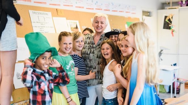 Elever och lärare på Erlaskolan Östra