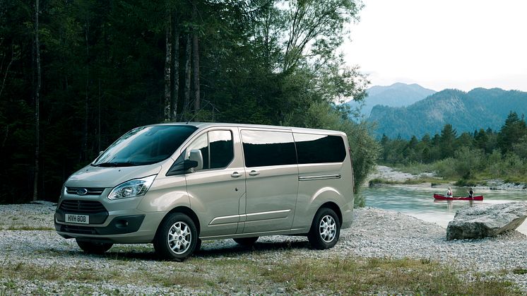 Uusi Ford Tourneo Custom hoitaa henkilökuljetukset tyylillä 