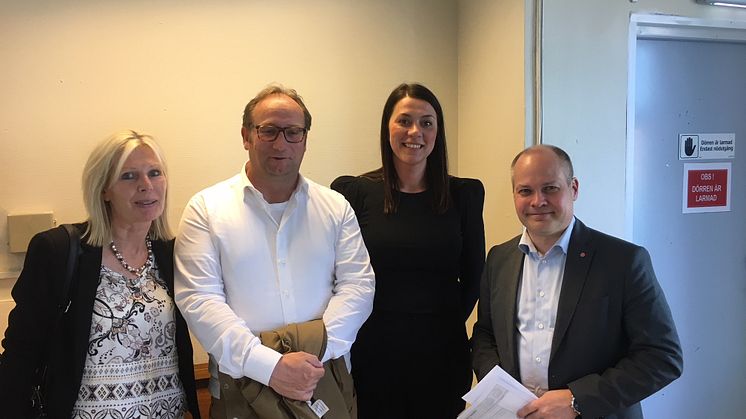 Kommundirektör Eva Hallberg, kommunstyrelsens ordförande Johan Andersson, Gasverkets verksamhetschef Ermina Mujdzic och justitieminister Morgan Johansson.