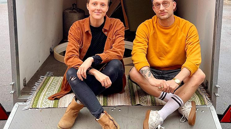 Pernilla Andersson och hennes sambo Patrik Persson driver tillsammans familjeföretaget Norra Skånes Bohagsbyrå. Fotograf: Norra Skånes Bohagsbyrå