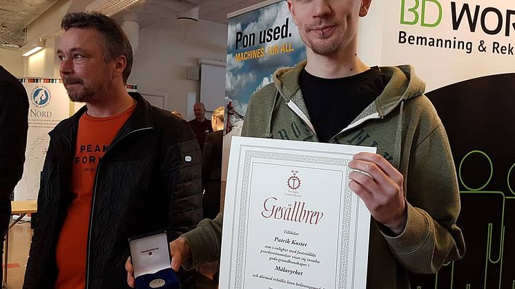 Patrik Kostet har  studerat till byggnadsmålare hos oss på Utbildning Nord och nu fått medalj som bevis på sin yrkesskicklighet.