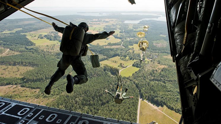 Utbildning i fallskärmshoppning över Flugebyn, ett skolflygfält utanför Karlsborg. Uthoppet sker från 350 meter och kadetterna genomför sitt första hopp. Foto: Jimmy Croona, Combat Camera/Försvarsmakten