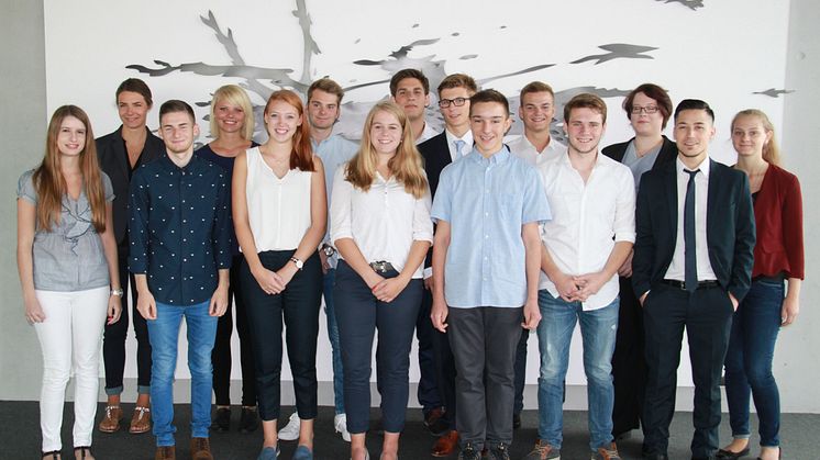 15 von 16 neuen Auszubildenden und Studierenden der Dualen Hochschule am Standort Mannheim
