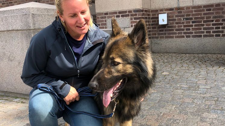 Polishunden Keegan och polisen Åsa.