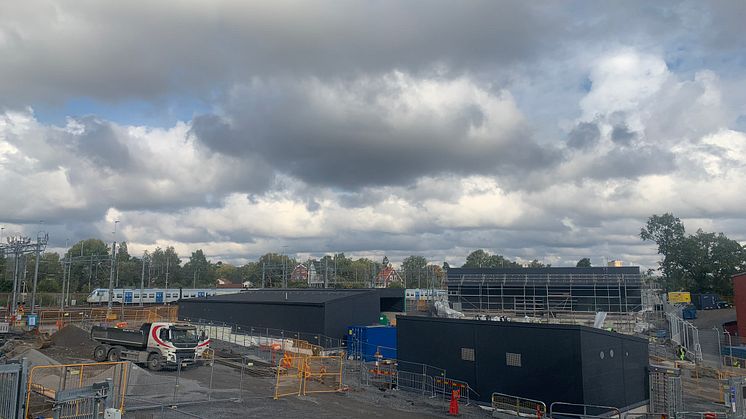 NCC bygger flera hus på en markyta i anslutning till Älvsjödepån. Det är bland annat kall- och varmförråd, godsmottagning, reningsanläggning, parkeringar samt ett nytt hus med övernattningsrum för tågförarna. Bild: Niklas Nilheimer, NCC