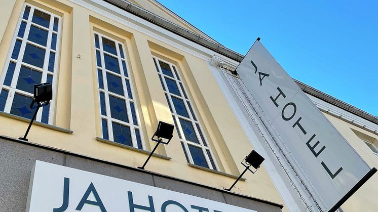 Vi är övertygade att JA Hotel i sin nya regi med en familj som brinner för värdskap kommer att göra succé - både hos hotellgäster och Karlskronaborna”, säger Johan Michelson, VD BWH Hotels Skandinavien.