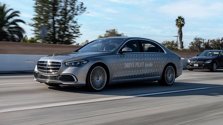 Mercedes-Benz er første bilproducent til at få godkendt førerløs teknologi i USA