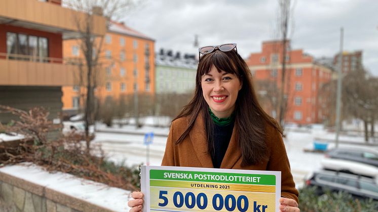 Louise Frisk, generalsekreterare Clowner utan Gränser, med check.png