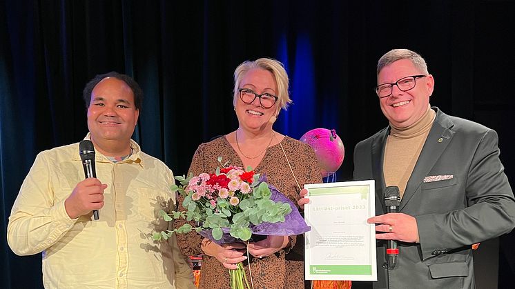 Ann Gomér omgiven av medlemmar i juryn