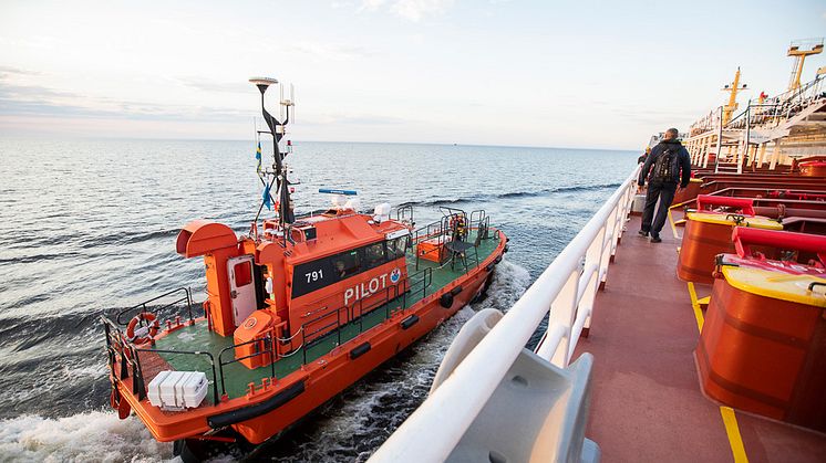 Han styr skutorna i hamn
