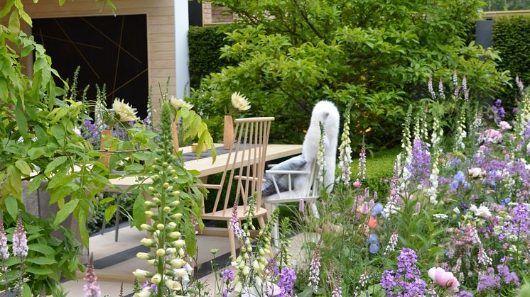 Veranda med härliga sommarblommor intill.