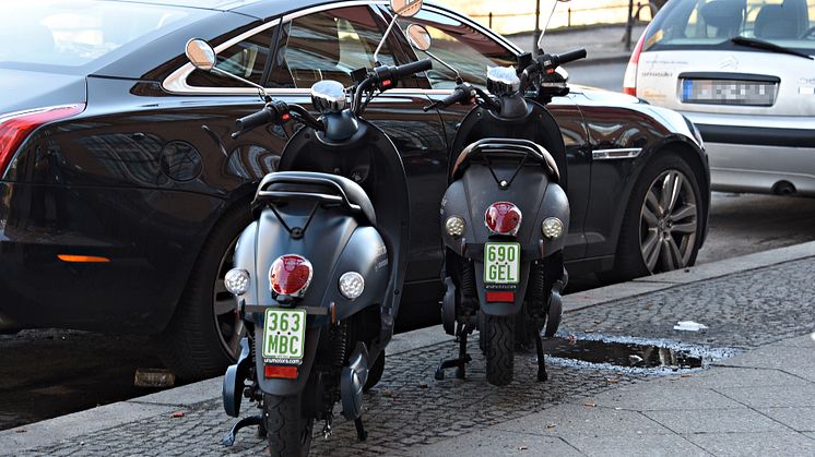 Wer ein Moped, Mofa oder Kleinkraftrad fährt, benötigt seit dem 1. März 2022 neue Versicherungskennzeichen mit grüner Schrift.
