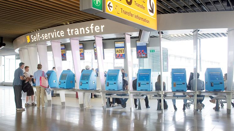 KLM's Self Service transfer desk på Amsterdam Airport Schiphol