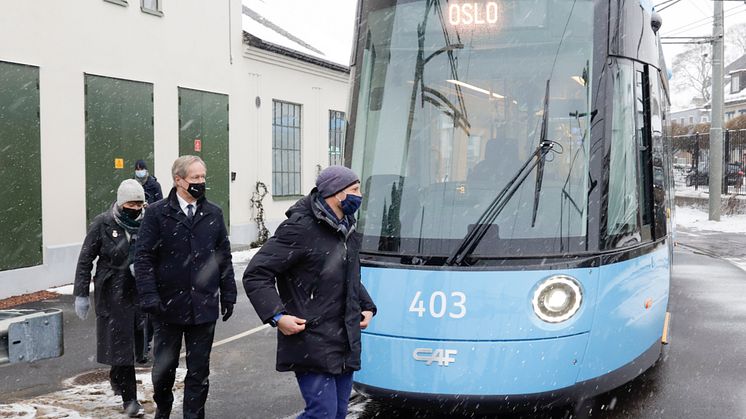 Kronprinsen besøker ansatte i Sporveien, på Holtet trikkebase, og får fremvist en av Oslos nye trikker