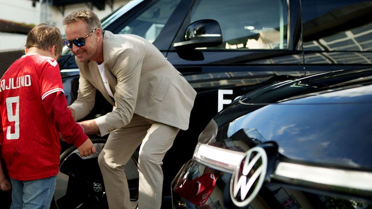 Kasper Hjulmand giver en fan en autograf, inden Volkswagen-karavanen fragter ham og resten af landsholdet til EM-optakt i Tivoli