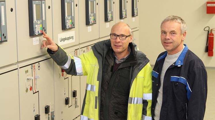 Projektleiter Frank Schuster (l.) und Betriebsstellenmeister Stefan Radau vor Ort in der neuen Schaltanlage im Umspannwerk Holzminden.