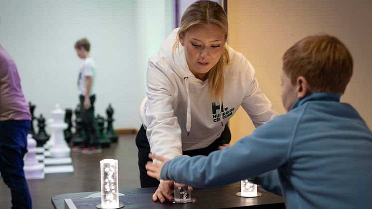Fullt fokus när aktivitetsledaren Matilda Karlsson utmanar ett av barnen i nattduellen. 