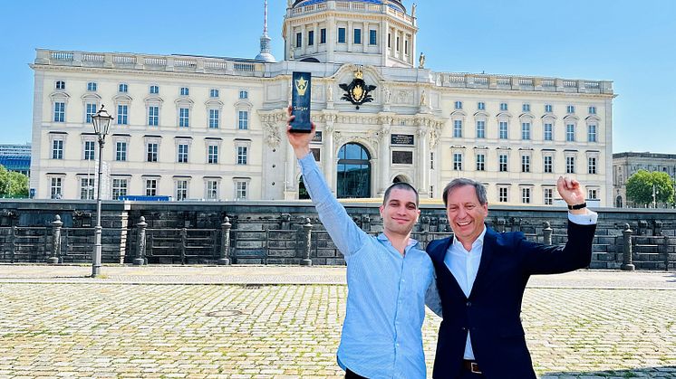 Julius (links) und Stefan Fittkau sind stolz auf ihr Projekt: Alte Techniken wie das Kupfertreiben wurden bei der Neuerstellung auf herausragende Weise mit moderner Vermessungstechnik und CAD-Planung kombiniert.