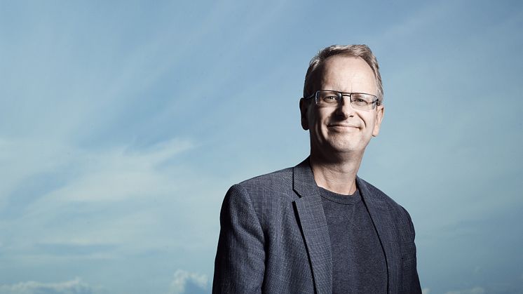 Hvordan skal vi møte pandemier og andre kriser? Hvordan tar vi vare på menneskeverdet når alt står på hodet og fremtiden er usikker? Hvilke ord og hvilket språk skal vi bruke? Det reflekterer Henrik Syse rundt i sin nye bok. Foto: Einar Aslaksen