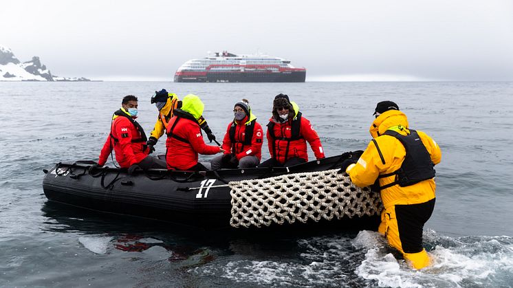 4__Antarctica DEC2021_MS Roald Amundsen_Photo Hurtigruten Expeditions_Oscar Farrera
