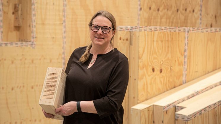 Styrelseordförande Janina Östling med demoblock av IsoTimber tillverkat med 100 % biobaserat lim och plywood. 