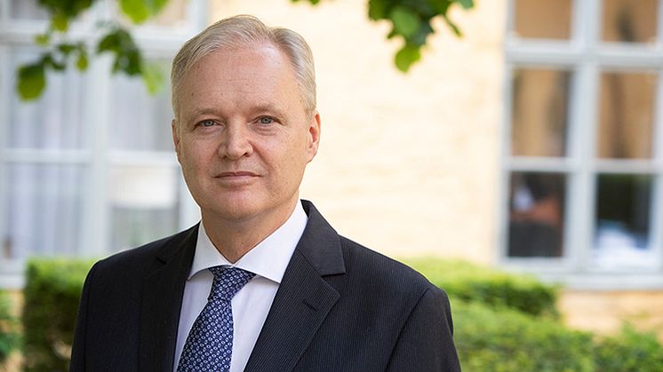 Sten Tolgfors i residensets trädgård